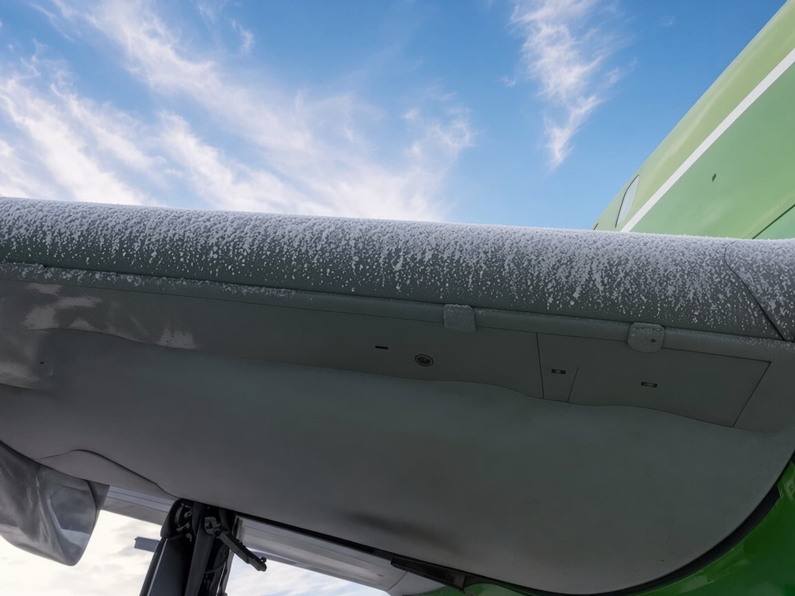 Frost on the right wing's leading edge, found during the post-flight inspection in Irkutsk.